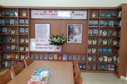 Trao tặng "Tủ sách Đặng Thùy Trâm" tại Mê Linh