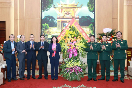 Lãnh đạo thành phố Hà Nội chúc mừng cán bộ, chiến sĩ Bộ Tư lệnh Thủ đô