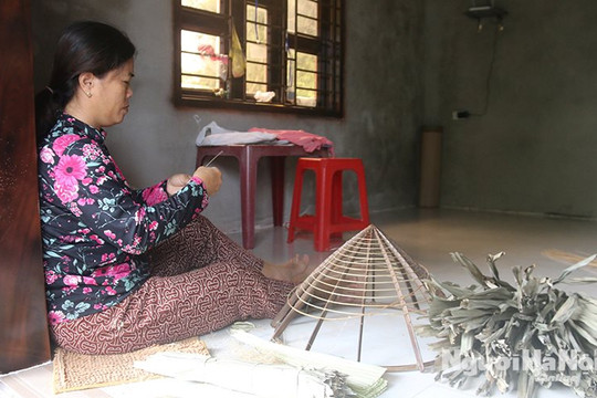 Làng nghề truyền thống trăm tuổi Bố Liêu, người dân ngồi tựa khung cửa chằm nón lá