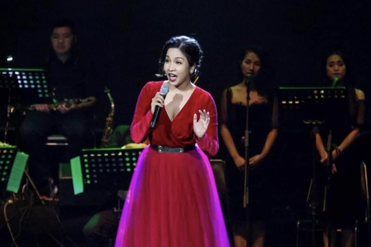 Ca sĩ Mỹ Linh nhận giải Thành tựu Làn Sóng Xanh
