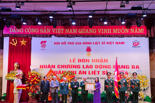 Hội Hỗ trợ gia đình liệt sĩ Việt Nam đón nhận Huân chương Lao động hạng Ba