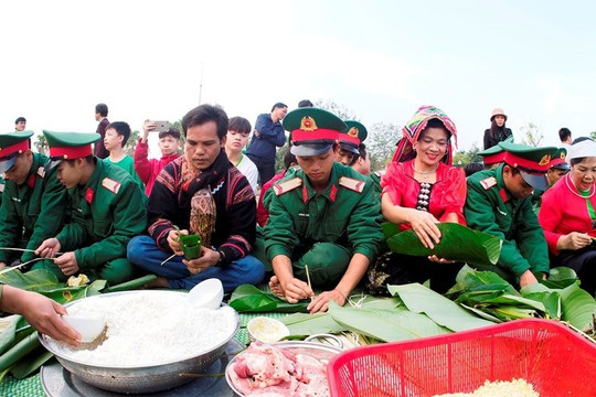 Tổ chức chương trình “Bánh chưng xanh - Tết vì người nghèo” ở Làng Văn hóa - Du lịch các dân tộc Việt Nam