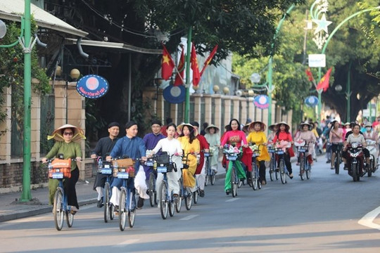 Từ 1/2, Hà Nội thí điểm làn đường dành riêng cho xe đạp ven sông Tô Lịch