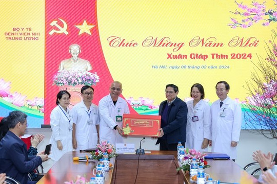 Thủ tướng Phạm Minh Chính chúc Tết cán bộ, bác sỹ, bệnh nhân các bệnh viện tại Hà Nội