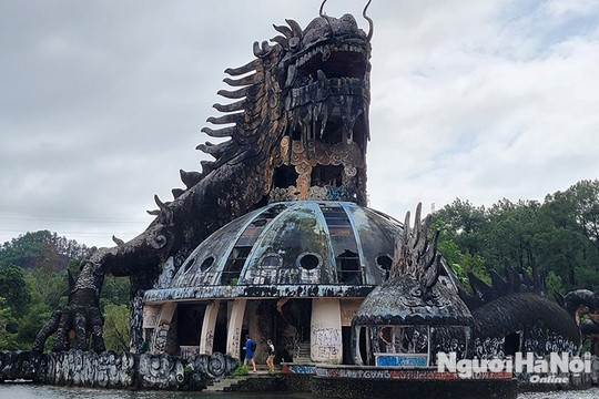 Phá bỏ tượng rồng khổng lồ bị bỏ hoang ở Cố đô Huế
