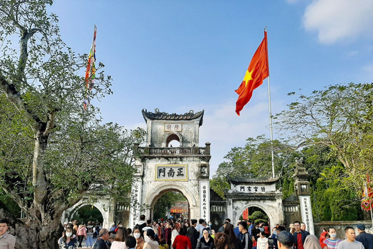 Đền Trần Nam Định tấp nập khách du Xuân đầu năm mới