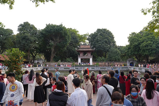 Di tích Văn Miếu - Quốc Tử Giám đón gần 100 nghìn lượt khách đến tham quan trong dịp Tết