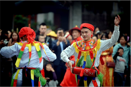 Hội làng Triều Khúc thu hút du khách với điệu múa "con đĩ đánh bồng"