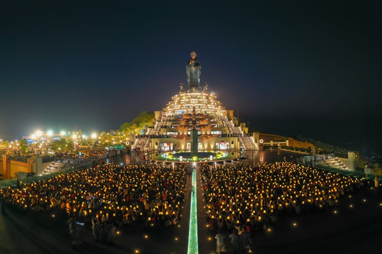 Đại lễ dâng đăng Rằm Tháng Giêng tại Núi Bà Đen, Tây Ninh: Hàng trăm ngàn đèn đăng, nhiều tiết mục nghệ thuật Phật giáo đặc sắc