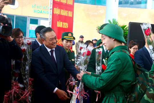 Chủ tịch UBND TP Hà Nội động viên tân binh quận Hoàng Mai lên đường nhập ngũ