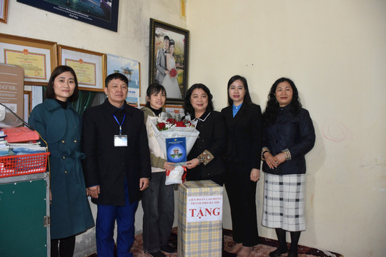 Hà Nội thăm, tặng quà nữ đoàn viên quận Đống Đa và ngành Xây dựng