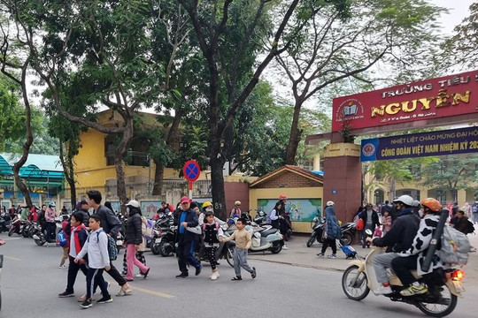 Điều chỉnh tổ chức giao thông trước cổng trường Tiểu học Nguyễn Du, Hà Đông