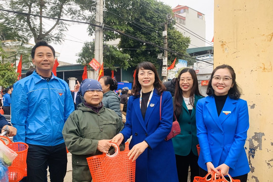Hà Nội: Tặng làn nhựa cho người dân đi chợ để hạn chế sử dụng túi nilon