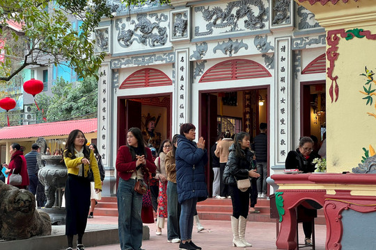 Đông đảo người dân tấp nập đi lễ cầu an tại các đền, chùa ở Hà Nội