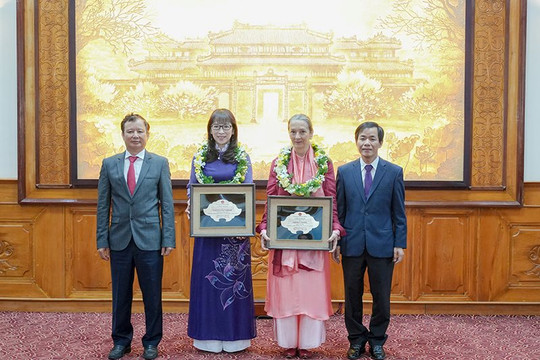 Hai người nước ngoài được trao danh hiệu “Công dân danh dự tỉnh Thừa Thiên – Huế”