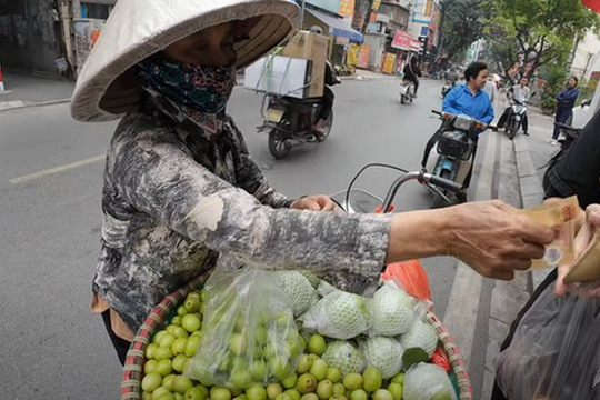 Hà Nội xử phạt người bán hàng rong bán túi táo nhỏ giá 200.000 đồng cho du khách nước ngoài