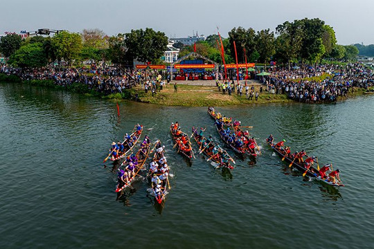 Hơn 400 vận động viên tranh tài đua ghe truyền thống TP Huế