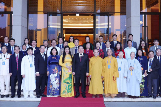 Chủ tịch Quốc hội Vương Đình Huệ gặp mặt nhân sĩ, trí thức, chức sắc tôn giáo, dân tộc thiểu số TP. Hà Nội