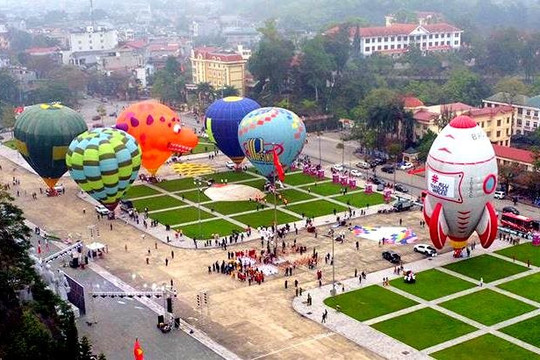 Phi công phi nước ngoài tham gia lễ hội khinh khí cầu quốc tế Tuyên Quang
