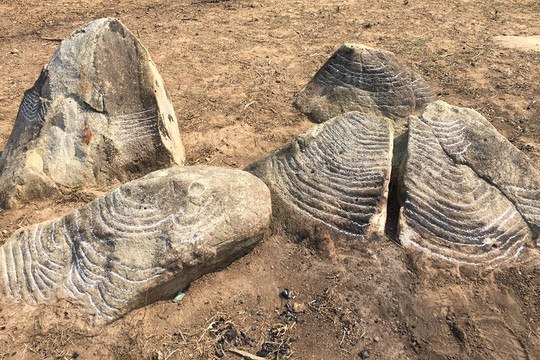 Phát hiện 15 khối đá cổ khắc ruộng bậc thang ở Mù Cang Chải