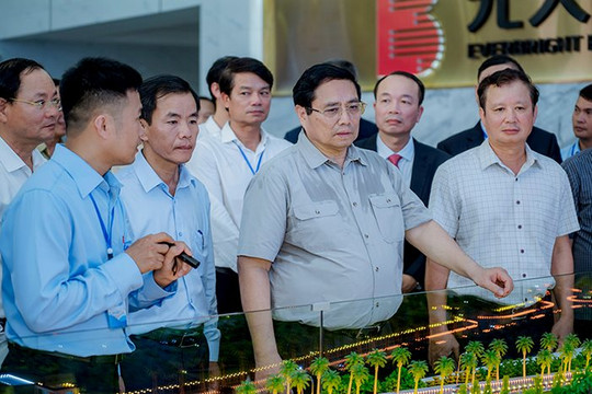 Thủ tướng Phạm Minh Chính khảo sát “Hạc chầu Thiên Mụ”, dự lễ khánh thành Nhà máy điện rác Phú Sơn và khởi công Cảng Vsico Huế