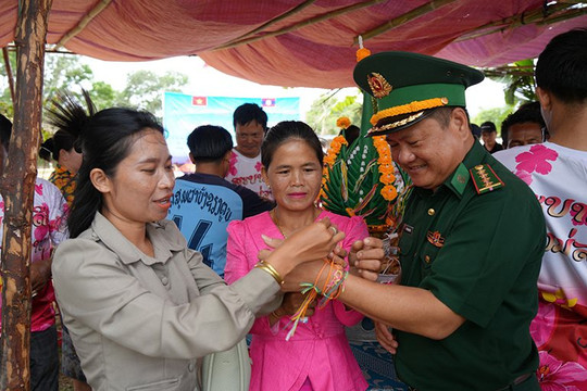 Chúc Tết cổ truyền Bunpimay, tặng quà người dân và lực lượng bảo vệ biên giới Lào – Việt Nam