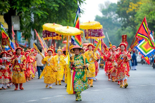 Rực rỡ sắc màu văn hóa tâm linh ở lễ hội điện Huệ Nam