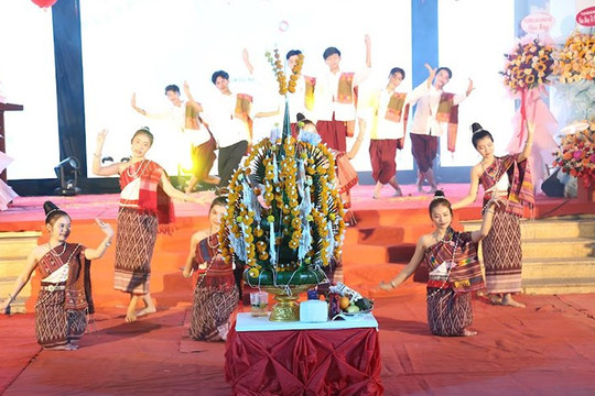 Lưu học sinh Lào đón Tết cổ truyền Bunpimay ở Cố đô Huế