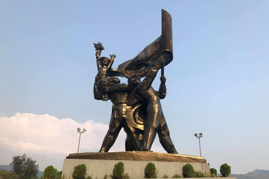 Trước tượng đài chiến sĩ Điện Biên