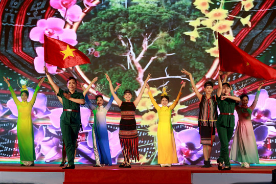 Tuyên truyền lưu động kỷ niệm 65 năm Ngày mở đường Hồ Chí Minh