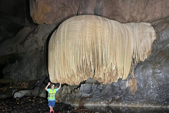 Phát hiện hang động mới dài 2km, có thạch nhũ và hệ thống sông ngầm ở Quảng Bình