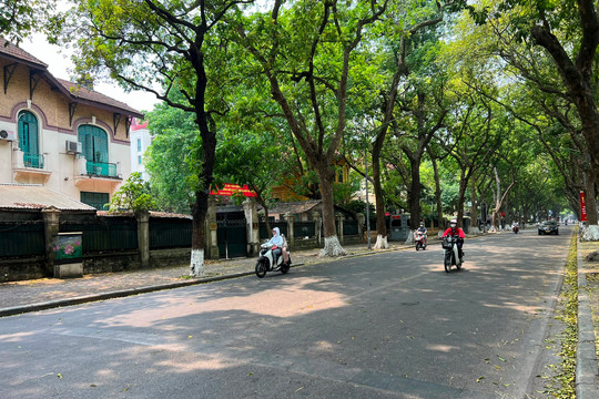 Đường phố Hà Nội vắng vẻ trong những ngày nghỉ lễ