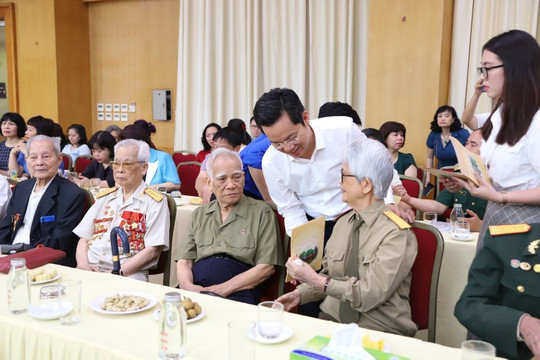 Quận Hoàn Kiếm gặp mặt tri ân gia đình chính sách, chiến sĩ Điện Biên