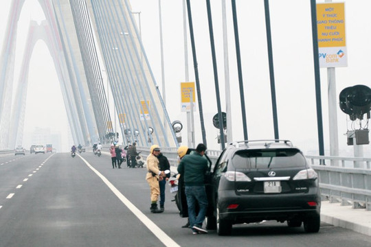 Dừng, đỗ xe trên cầu Nhật Tân sẽ bị phạt từ 400.000- 3.000.000 đồng