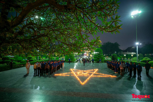 Hàng nghìn ngọn nến được thắp lên để tưởng niệm các anh hùng, chiến sĩ Điện Biên