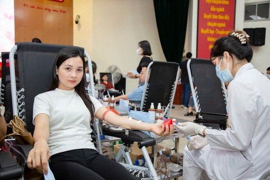 Gần 1.000 nhân viên y tế Hà Nội tham gia hưởng ứng hiến máu tình nguyện