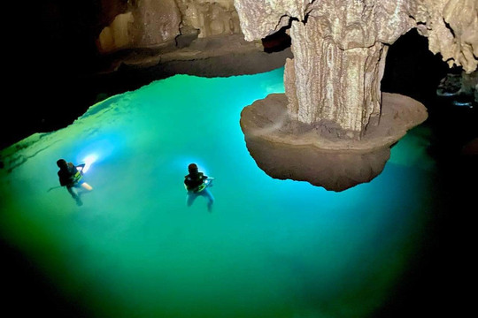 Hồ nước khổng lồ vừa được phát hiện trong hang Thung ở Quảng Bình