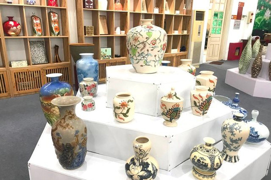 Trưng bày hơn 400 sản phẩm thủ công mỹ nghệ của ngành gốm sứ