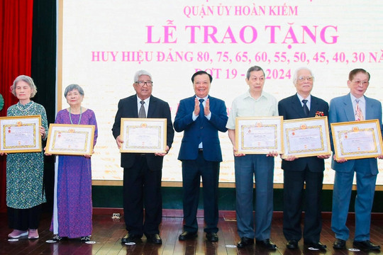 Bí thư Thành ủy Đinh Tiến Dũng trao Huy hiệu Đảng tại quận Hoàn Kiếm
