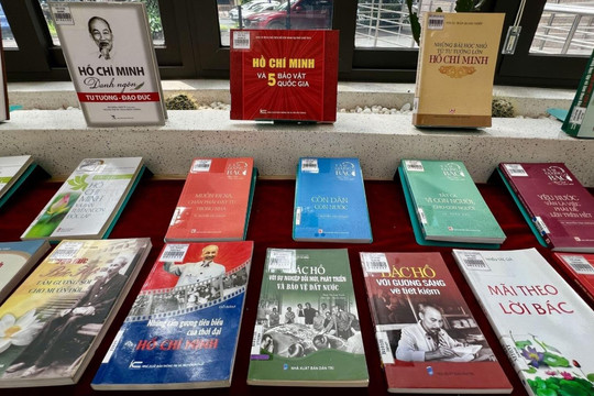 Trưng bày hơn 300 tài liệu sách, báo “Hồ Chí Minh - Trọn cuộc đời vì nước, vì dân”