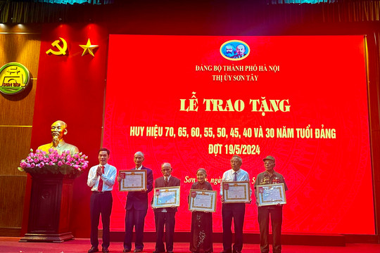194 Đảng viên Thị xã Sơn Tây được trao tặng Huy hiệu Đảng dịp Kỷ niệm sinh nhật Bác