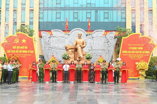 Khánh thành công trình Tượng đài Chủ tịch Hồ Chí Minh và bức Phù điêu Bác Hồ với Công an Thủ đô