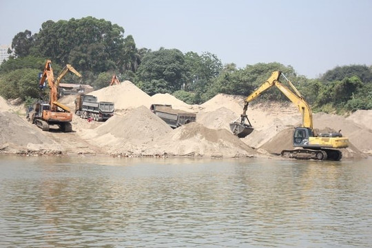 Hà Nội yêu cầu tăng cường quản lý, bảo vệ cát, sỏi lòng sông tại khu vực giáp ranh với tỉnh Phú Thọ