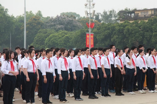 200 học sinh Giỏi tiêu biểu Thủ đô báo công dâng Bác