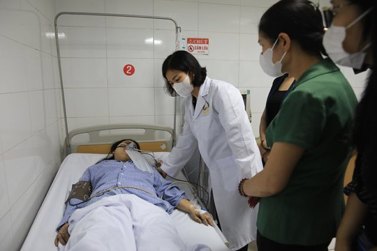 Phó Bí thư Thường trực Thành ủy Nguyễn Thị Tuyến thăm, động viên nạn nhân vụ cháy tại Trung Kính