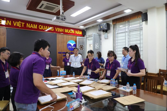 Hàng nghìn thí sinh dự thi vào 3 trường THPT chuyên thuộc ĐHQG Hà Nội