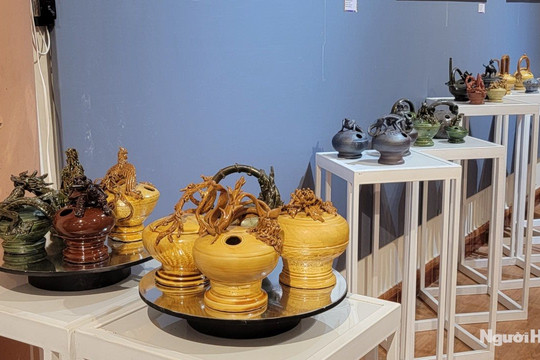 Nhiều tác phẩm tại triển lãm Văn hoá Phật giáo sử dụng gốm lưu ly cung đình Huế