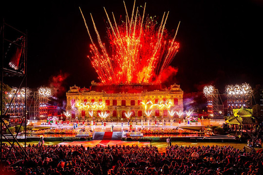 Điện Kiến Trung rực rỡ trong đêm khai mạc Tuần lễ Festival nghệ thuật Quốc tế Huế
