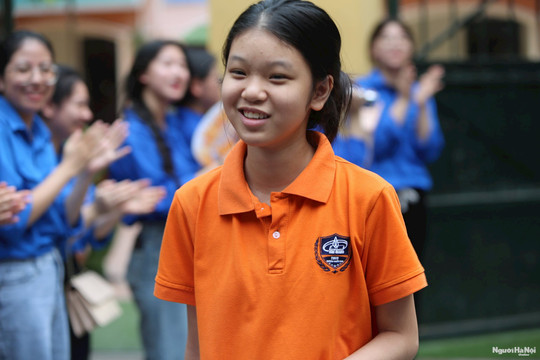 Các thí sinh phấn khởi kết thúc ngày thi đầu tiên vào lớp 10 tại Hà Nội
