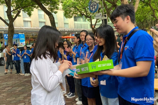 Kỳ thi vào lớp 10 tại Hà Nội: Ấn tượng màu áo xanh tình nguyện